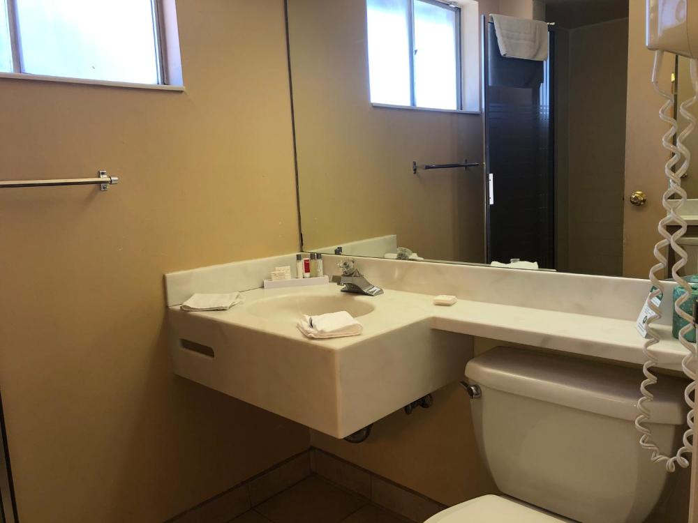 Deluxe Room with 2 Queen Beds, Private Balcony and Mountain View interior