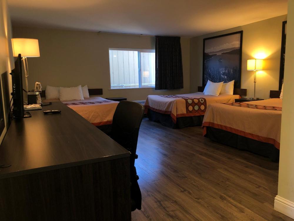Deluxe Family Room with 3 Queen Beds interior